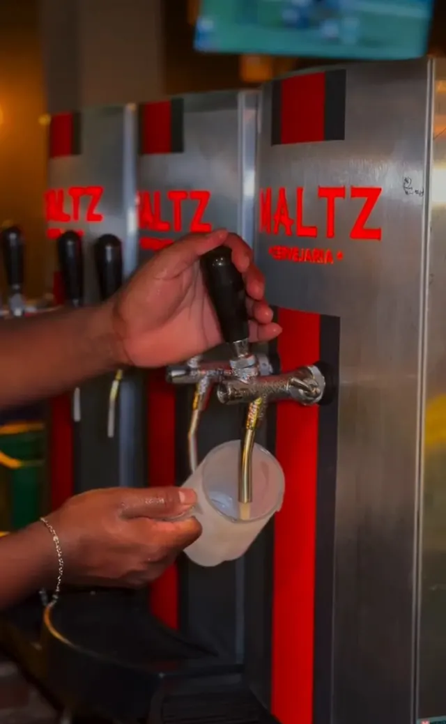 Chopp Maltz sendo tirado na chopeira